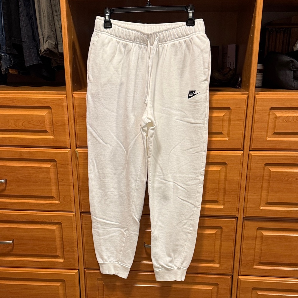 Nike joggers with pockets.